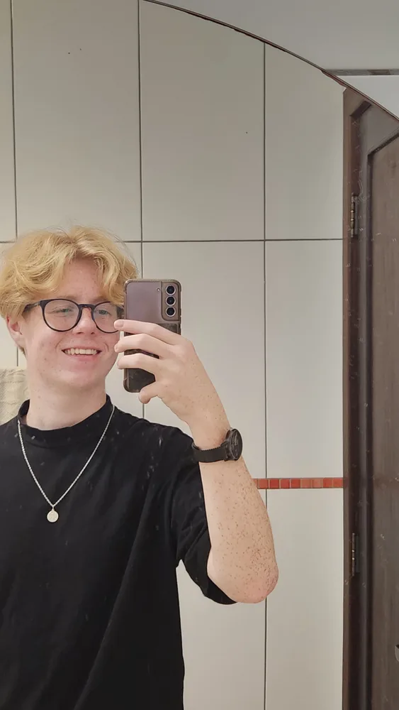 Mirror self-portrait of Carlos Leonardo smiling